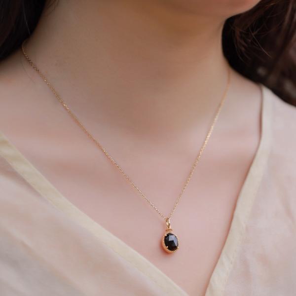 Delicate Gold Necklace with Onyx Pendant