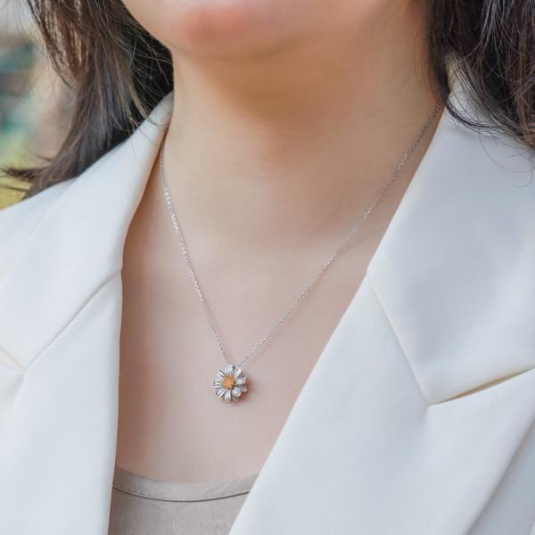 Silver Daisy Pendant Necklace