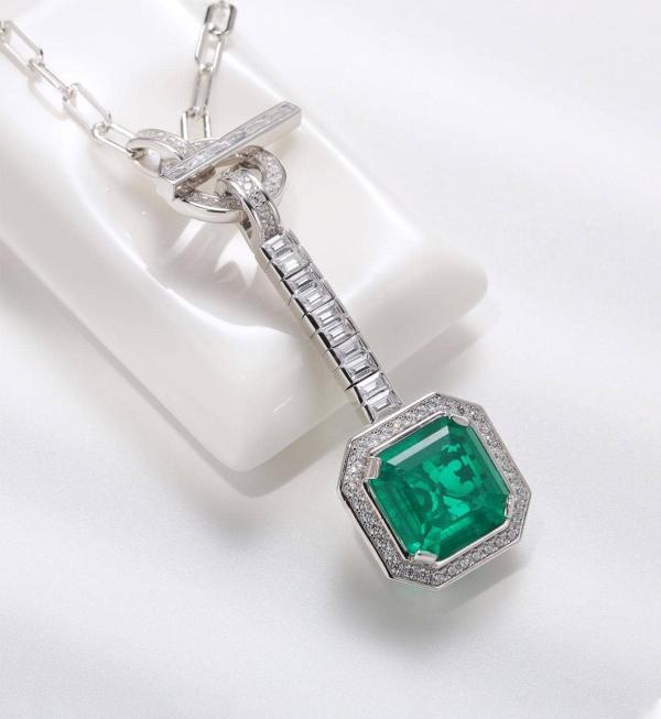 Emerald Silver Pendant Necklace